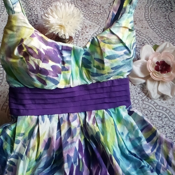 Beautiful floral mini dress - Picture 3 of 13